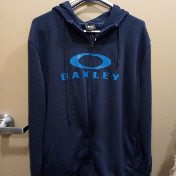 Oakley Other - 75-5) Oakley men's hoodie
